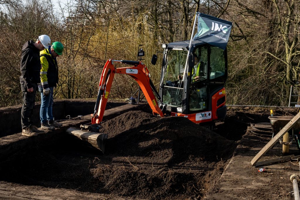 Travaux de démolition circulaire du toit vert de l’enclos des hippopotames au zoo d’Anvers