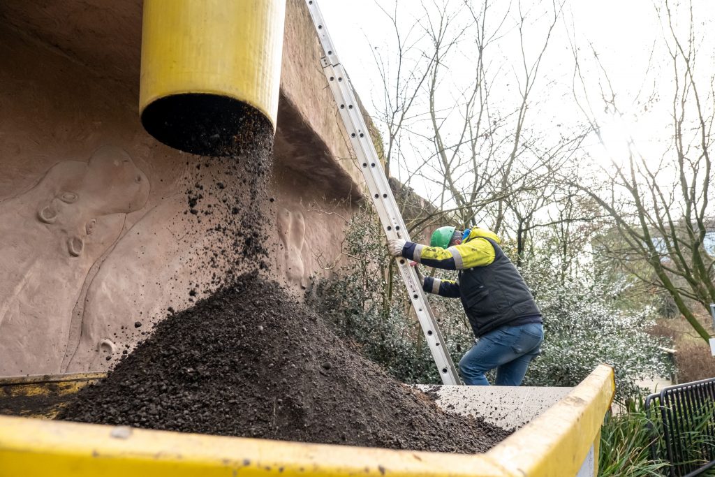 Travaux de démolition circulaire du toit vert de l’enclos des hippopotames au zoo d’Anvers