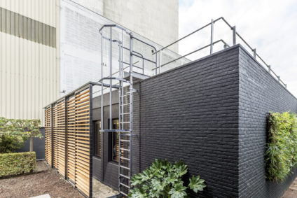 kooiladder aan gevel van modern kantoorgebouw