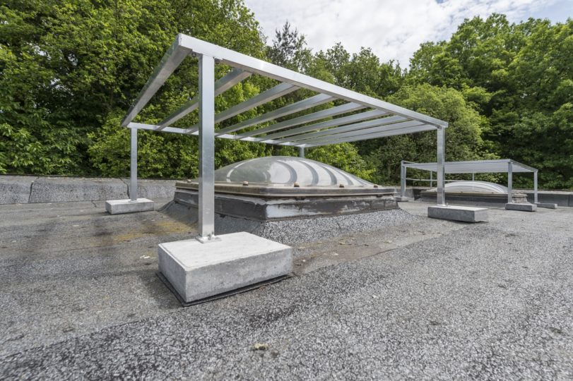 hekwerk op plat dak als koepelafscherming