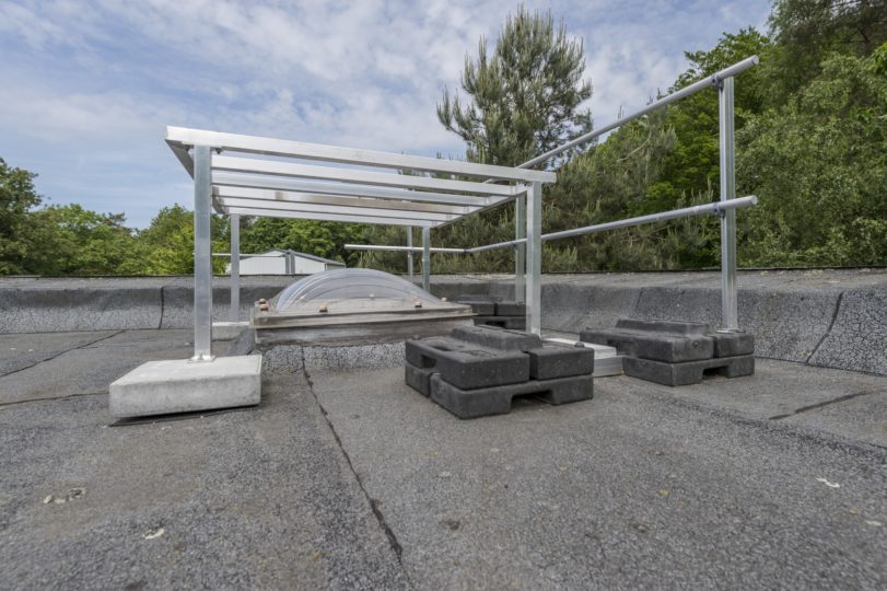 hekwerk op plat dak als koepelafscherming