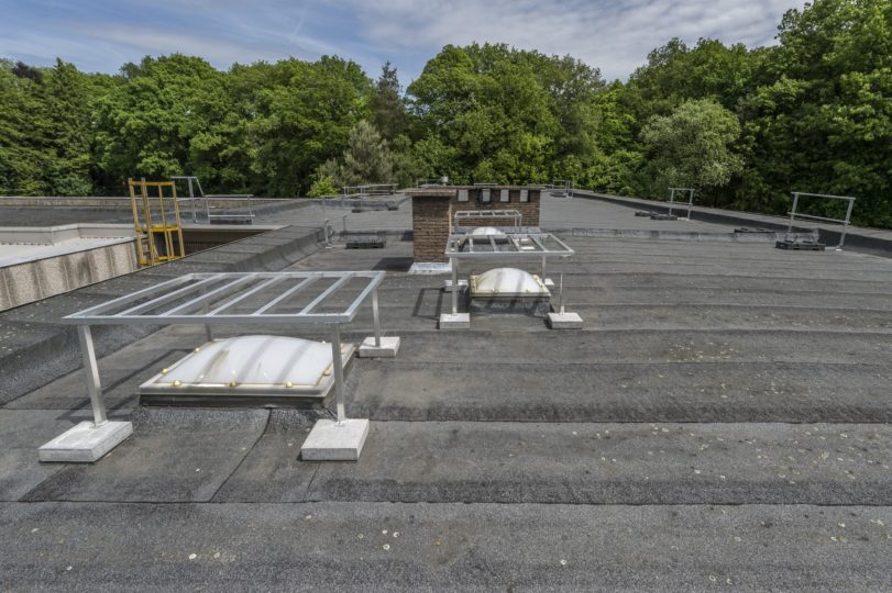 hekwerk op plat dak als koepelafscherming