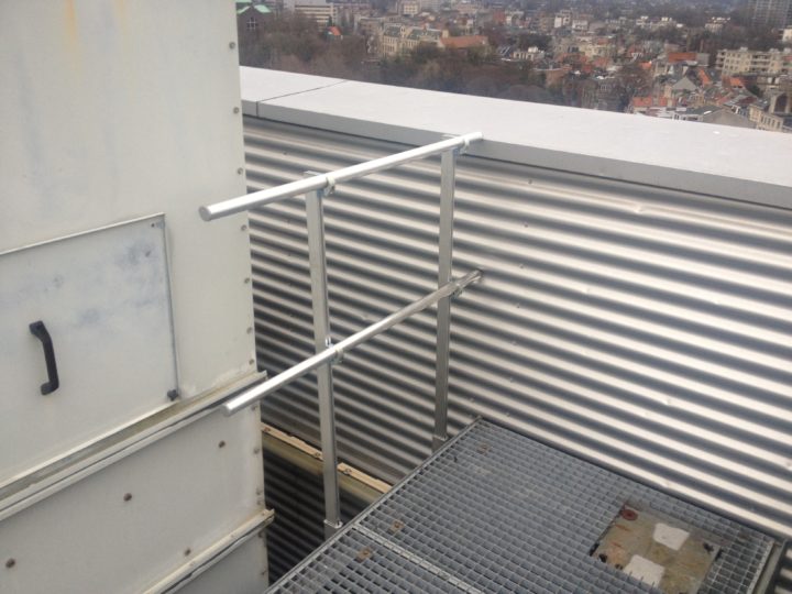 hekwerk op plat dak als valbeveilging
