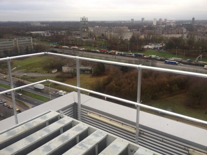 hekwerk op plat dak als koepelafscherming