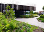 kantoorgebouw met beplanting en bomen