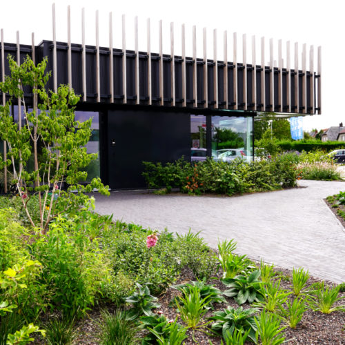 kantoorgebouw met beplanting en bomen