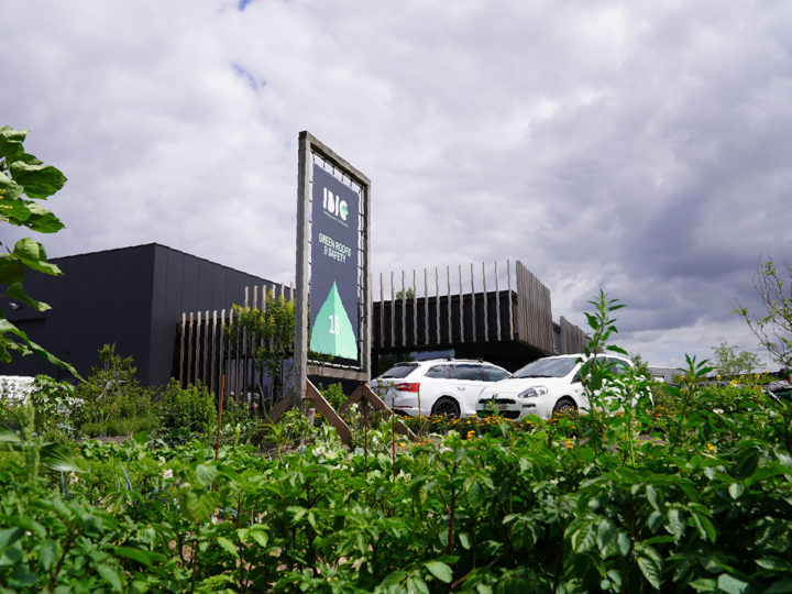 ibic gebouw met moestuin