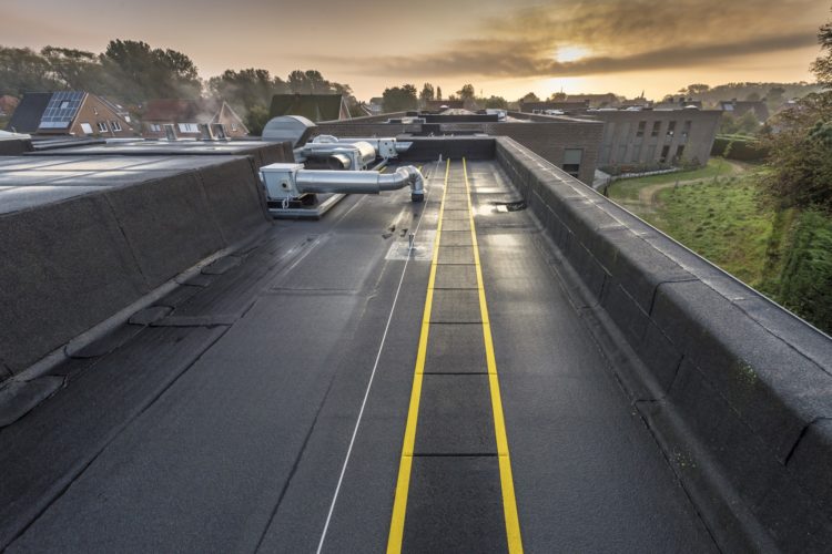 veiligheidsmarkering en leeflijntraject als valbeveiliging op plat dak