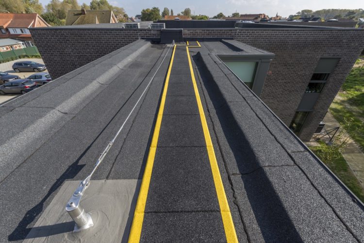veiligheidsmarkering en leeflijntraject als valbeveiliging op plat dak