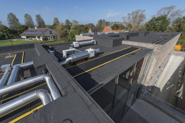 veiligheidsmarkering en leeflijntraject als valbeveiliging op plat dak