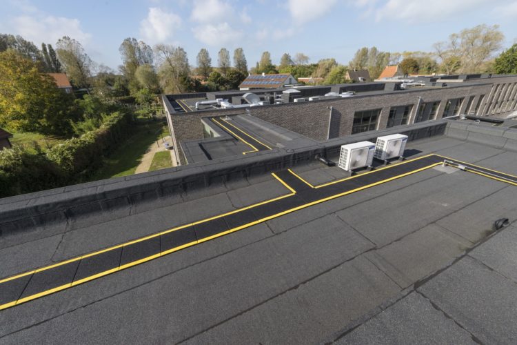 veiligheidsmarkering en leeflijntraject als valbeveiliging op plat dak