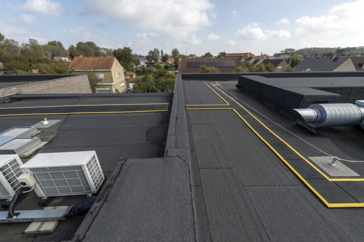veiligheidsmarkering en leeflijntraject als valbeveiliging op plat dak