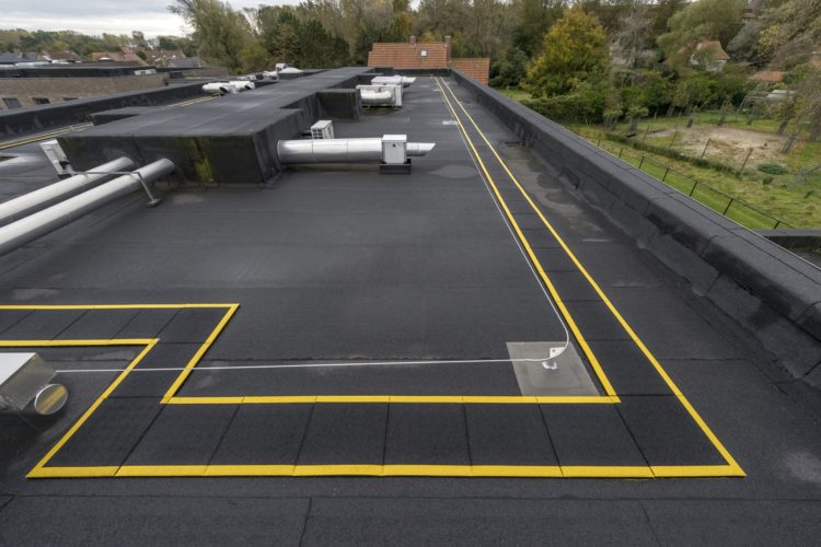 veiligheidsmarkering en leeflijntraject als valbeveiliging op plat dak