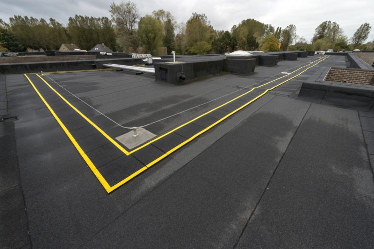 veiligheidsmarkering en leeflijntraject als valbeveiliging op plat dak