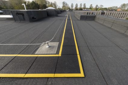 veiligheidsmarkering en leeflijntraject als valbeveiliging op plat dak