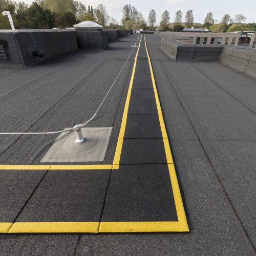 veiligheidsmarkering en leeflijntraject als valbeveiliging op plat dak