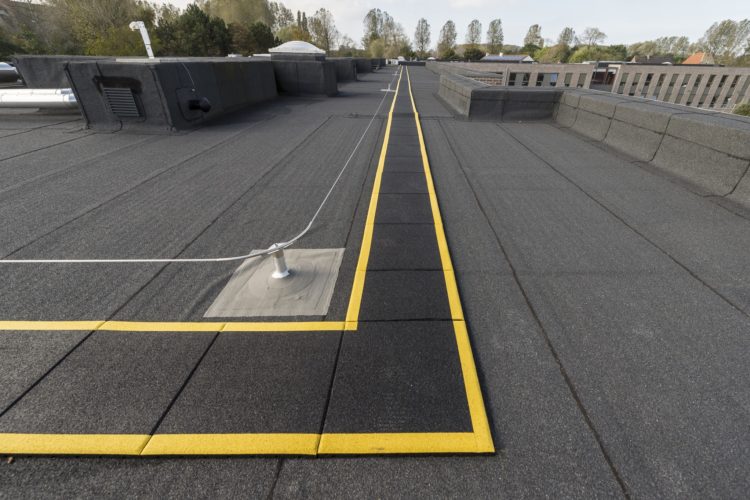 veiligheidsmarkering en leeflijntraject als valbeveiliging op plat dak