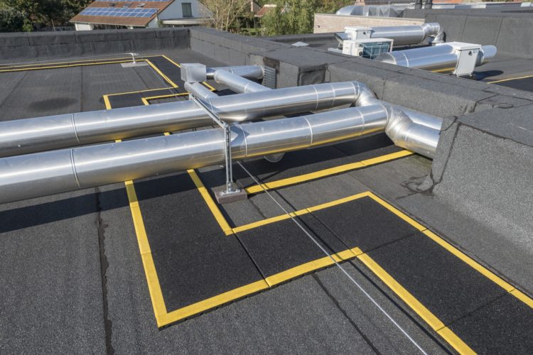 veiligheidsmarkering en leeflijntraject als valbeveiliging op plat dak