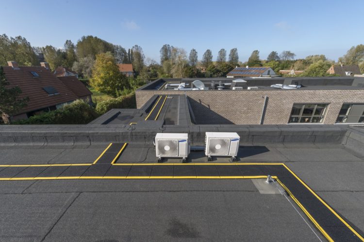 veiligheidsmarkering en leeflijntraject als valbeveiliging op plat dak