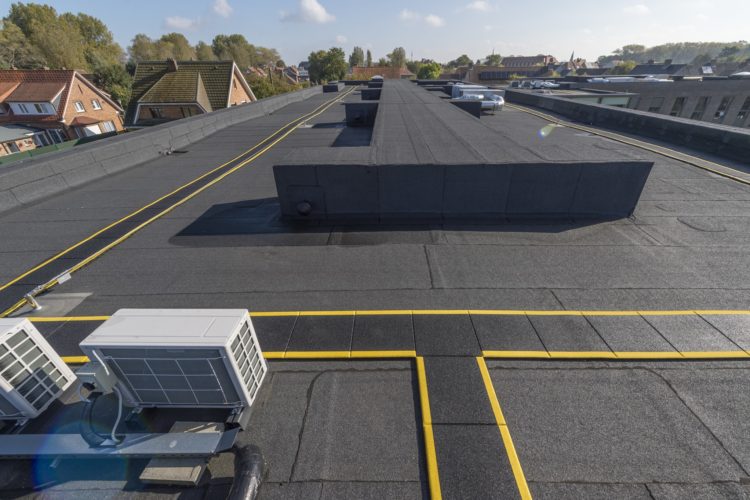 veiligheidsmarkering en leeflijntraject als valbeveiliging op plat dak