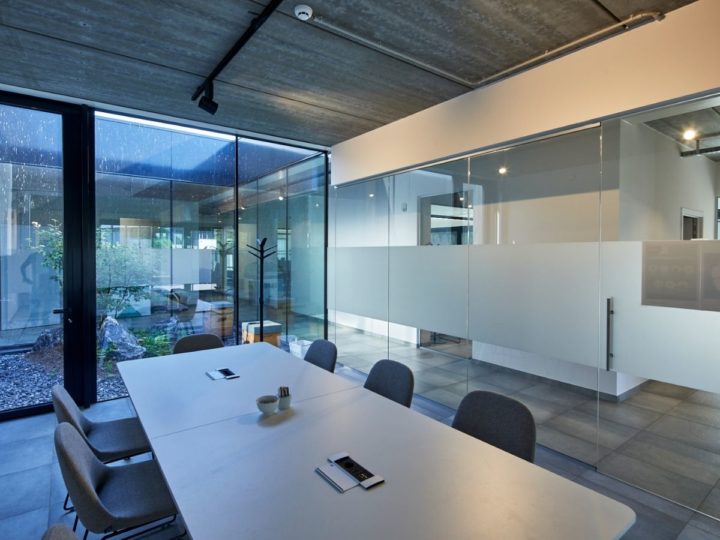 ibic gebouw moderne vergaderzaal met uitzicht op patio
