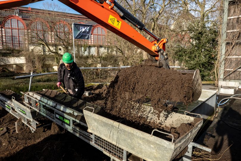 Travaux de démolition circulaire du toit vert de l’enclos des hippopotames au zoo d’Anvers