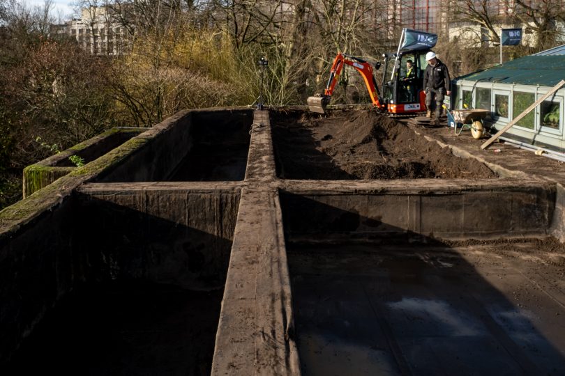 Travaux de démolition circulaire du toit vert de l’enclos des hippopotames au zoo d’Anvers