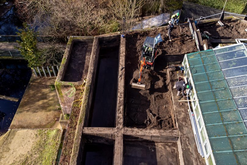 Travaux de démolition circulaire du toit vert de l’enclos des hippopotames au zoo d’Anvers
