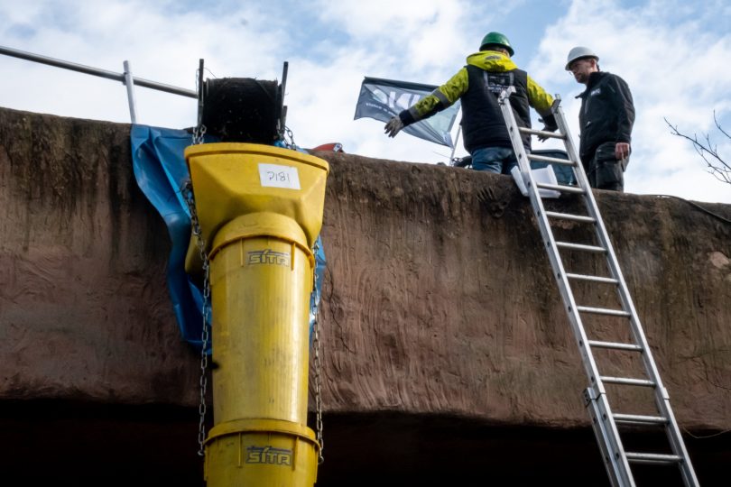 Travaux de démolition circulaire du toit vert de l’enclos des hippopotames au zoo d’Anvers