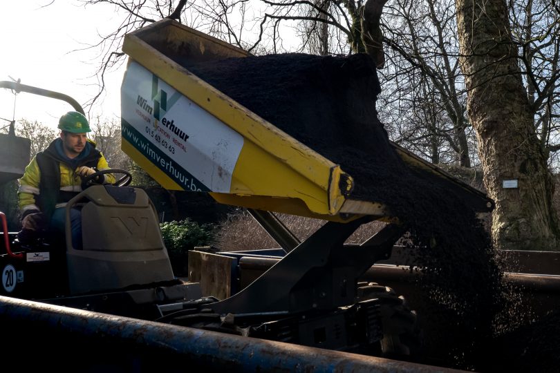 Travaux de démolition circulaire du toit vert de l’enclos des hippopotames au zoo d’Anvers