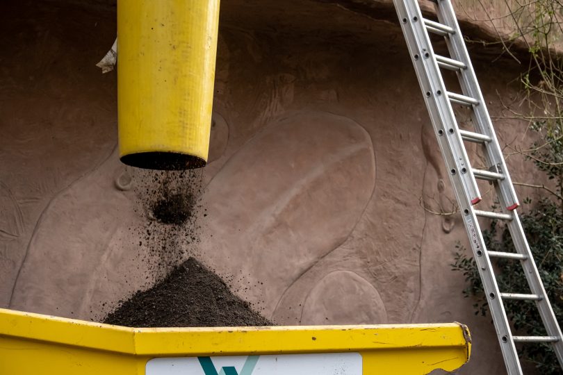 Travaux de démolition circulaire du toit vert de l’enclos des hippopotames au zoo d’Anvers